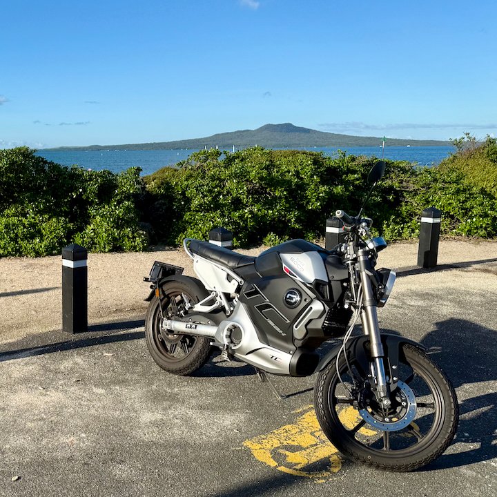 E-RIDER NA ESTRADA | Dra. Sarah Hendrica Bickerton | Super soco tc max | thepack.news | O pacote
