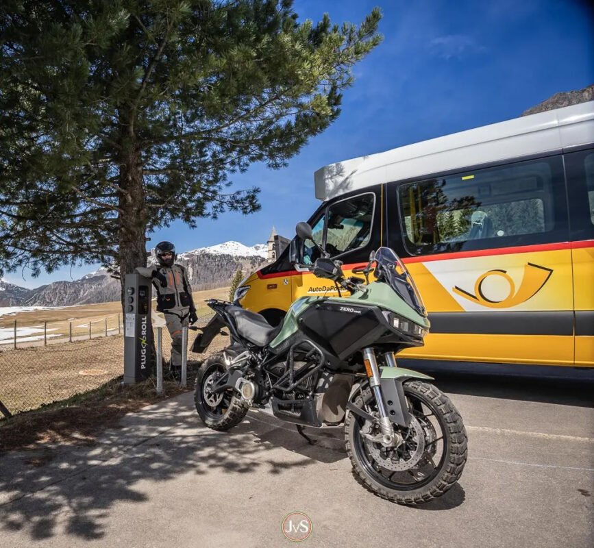 E-RIDER NA ESTRADA | Jürgen Theiner - Motorprosa | Motocicletas elétricas: verificação de fatos nos Alpes | thepack.news | O pacote
